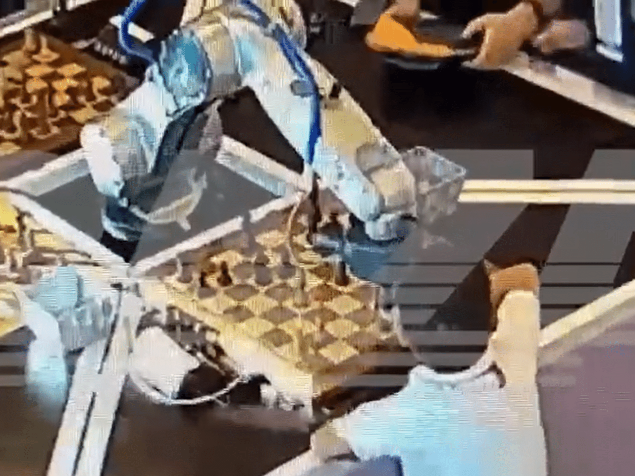 Robot que joga xadrez partiu dedo a criança durante partida