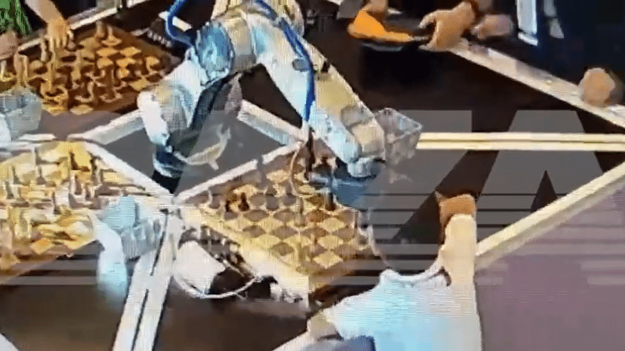 Robô com tabuleiro de xadrez montado na cabeça jogando xadrez