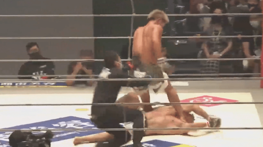 O lutador Daichi Abe acertando um chute no brasileiro Marcos Yoshio de Souza - Reprodução/Twitter