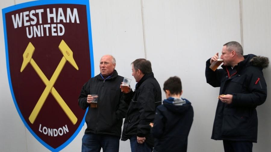 Torcedores do West Ham bebem cerveja em partida da equipe no Estádio de Londres - Stephen Pond/Getty