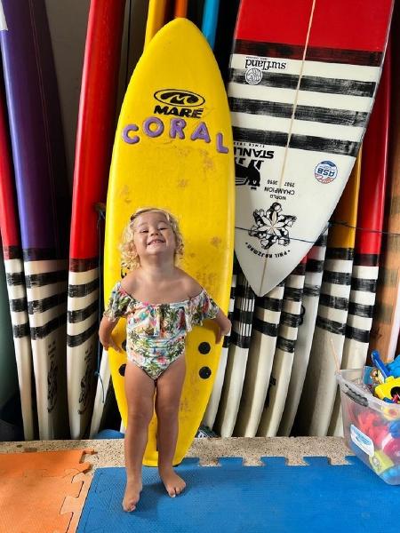 Filha do bicampeão mundial Phil Rajzman, pequena é fascinada por surfe - Acervo pessoal