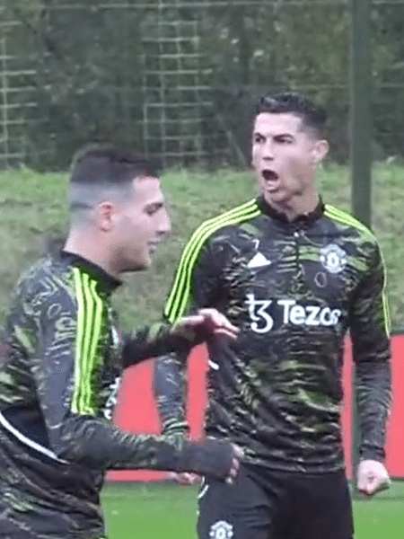 Cristiano Ronaldo celebra drible em companheiro durante treino no Manchester United - Reprodução