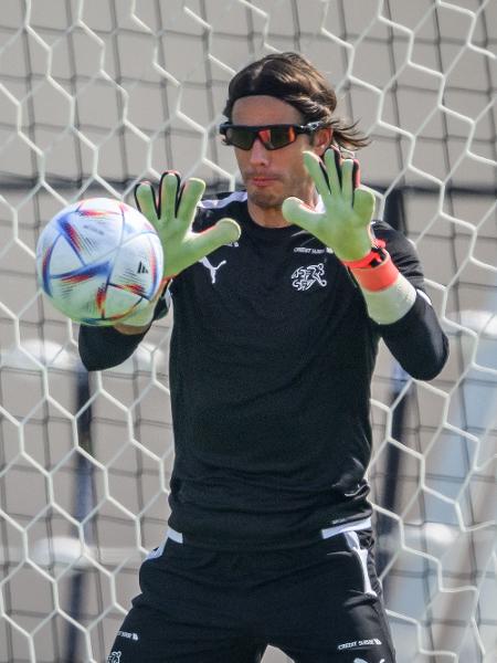 Yann Sommer, goleiro da Suíça, durante treino em Doha - FABRICE COFFRINI / AFP