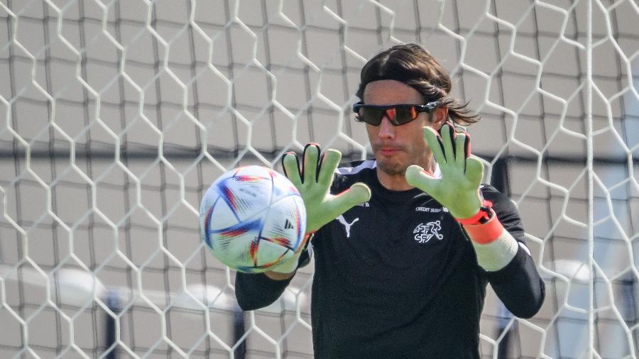 Yann Sommer, goleiro da Suíça, durante treino em Doha - FABRICE COFFRINI / AFP