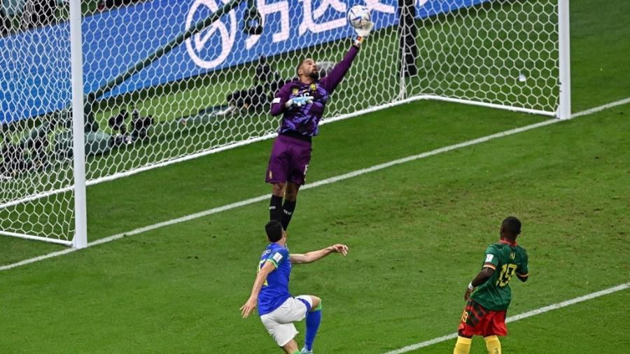 Goleiro Epassy evita gol contra Camarões - Anne-Christine POUJOULAT / AFP