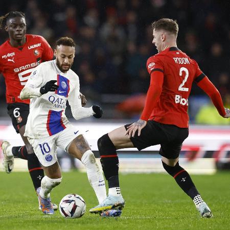 Neymar, do PSG, durante disputa com Joe Rodon, do Rennes, em jogo do Francês - REUTERS/Stephane Mahe