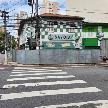 Rua Palestra Itália amanhece com tapumes protegendo comércios
