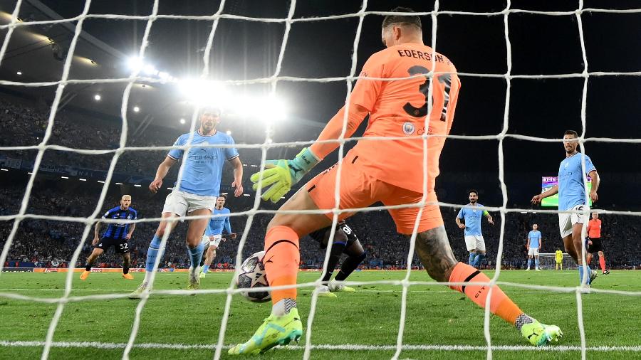 Ederson defende cabeçada de Lukaku na final da Champions entre Manchester City e Inter de Milão - David Ramos/Getty Images