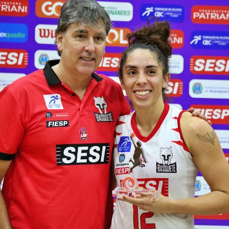 O técnico João Camargo e a pivô Aline Moura