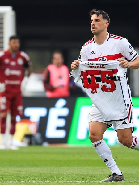 Calleri, do São Paulo, comemora gol no clássico contra o Santos