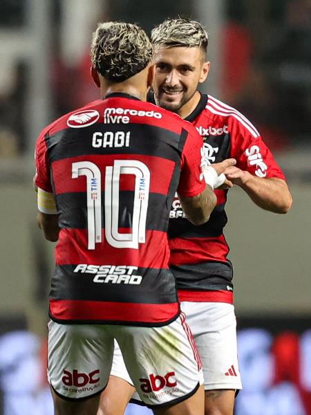 Arrascaeta e Gabigol celebram gol do Flamengo sobre o Atlético-MG em jogo do Campeonato Brasileiro