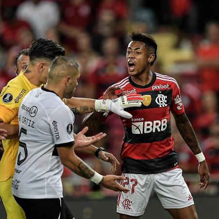 Bruno Henrique, do Flamengo, discute com jogador do Olimpia na ida das oitavas da Libertadores