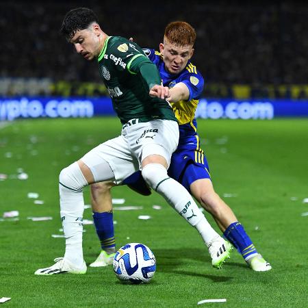 Piquerez, do Palmeiras, disputa bola com Barco, do Boca Juniors, durante jogo pela Libertadores
