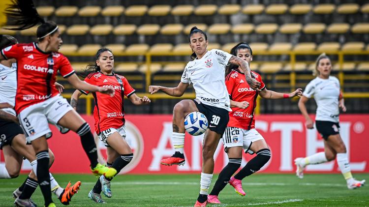 Jaqueline, do Corinthians, arrisca chute contra o Colo-Colo pela Libertadores feminina