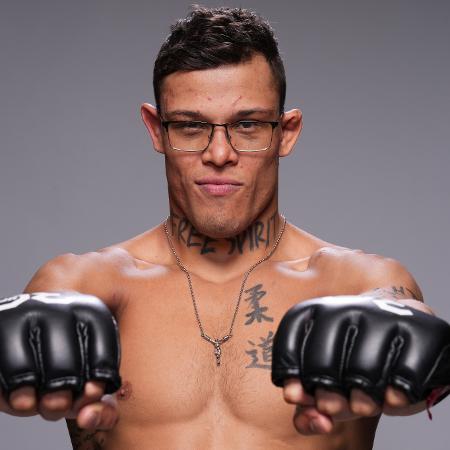 Caio Borralho em ensaio de fotos após sua vitória mais recente no UFC