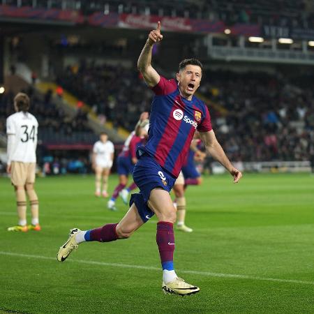 Lewandowski faz hat-trick e garante a vitória para o Barcelona em confronto contra o Valencia, pelo Campeonato Espanhol - Alex Caparros/Getty Images