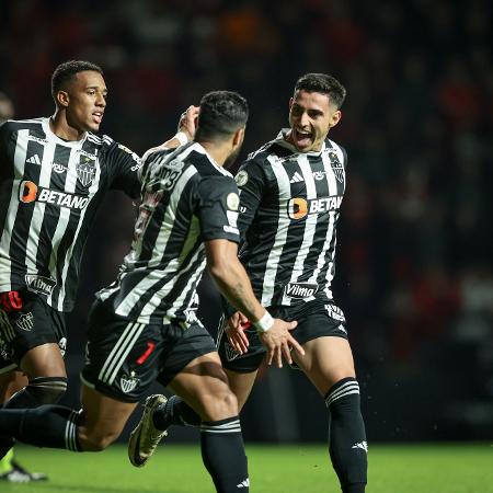 Jogadores do Atlético-MG celebram gol de Cadu sobre o Inter em jogo do Campeonato Brasileiro