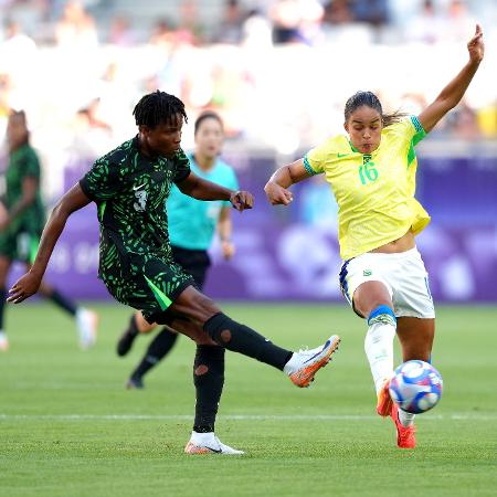 Osinache Ohale (Nigéria) e Gabi Nunes (Brasil) em ação nos Jogos Olímpicos de 2024