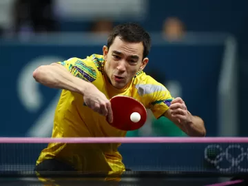 Calderano dá show, vence e fica a uma vitória de medalha no tênis de mesa