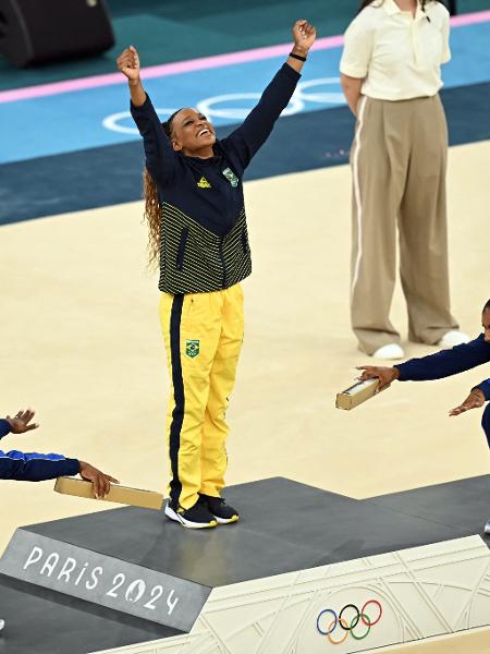 Biles e Jordan reverenciam Rebeca Andrade após o ouro - Paul ELLIS / AFP
