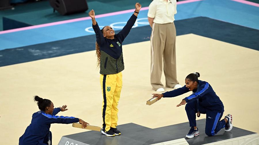 Biles e Jordan reverenciam Rebeca Andrade após o ouro