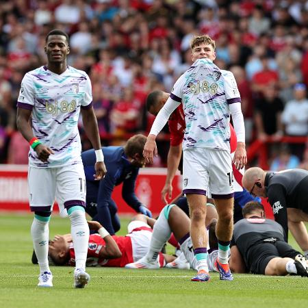 Danilo, do Nottingham Forest, é atendido após sofrer grave lesão na perna em jogo contra o Bornemouth