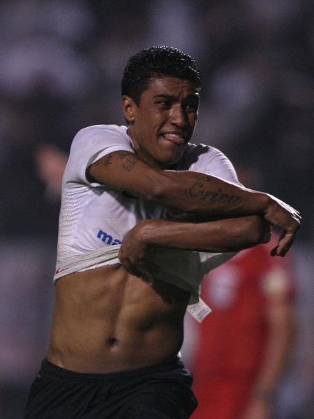 Paulinho comemora após marcar para o Corinthians na vitória sobre o Vasco, pelas quartas de final da Libertadores de 2012