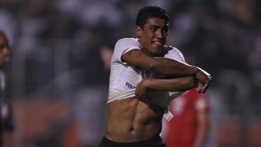 Paulinho comemora após marcar para o Corinthians na vitória sobre o Vasco, pelas quartas de final da Libertadores de 2012