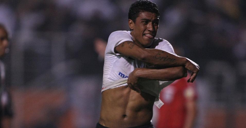 Paulinho comemora após marcar para o Corinthians na vitória sobre o Vasco, pelas quartas de final da Libertadores de 2012