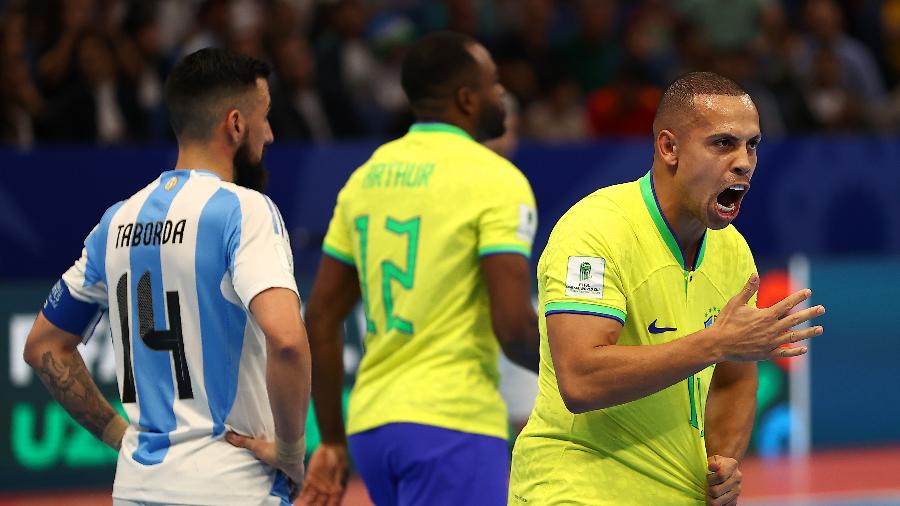 Ferrão comemora gol em final da Copa do Mundo de Futsal entre Brasil e Argentina - Robertus Pudyanto - FIFA/FIFA via Getty Images