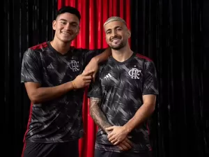 Flamengo lança nova terceira camisa com Alcaraz e Arrascaeta de modelos