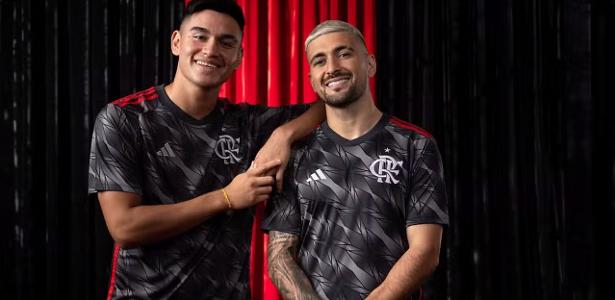 Flamengo apresenta nova terceira camisa com Alcaraz e Arrascaeta como modelos