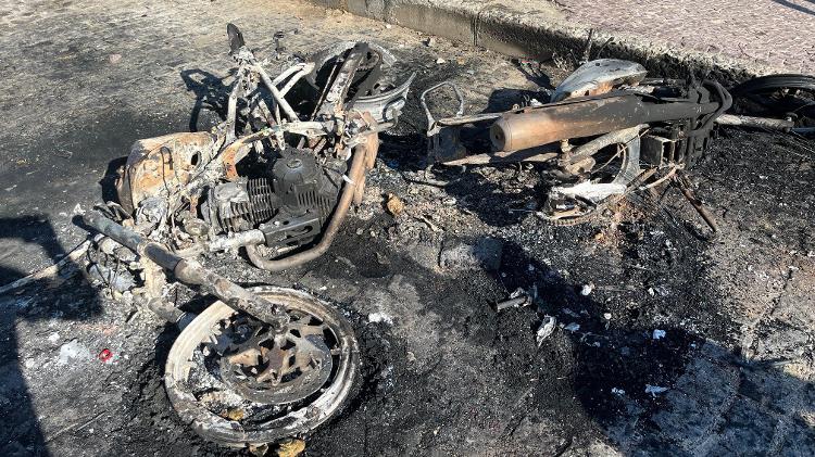 Moto fica queimada após ataque de torcedores do Peñarol em praia do Rio de Janeiro