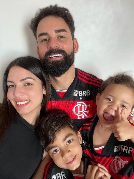 Maria ao lado da mãe Laisa, do pai Everson e do irmão Gabriel com a camisa do Flamengo