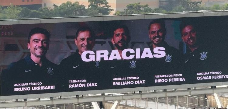 Corinthians homenageia comissão técnica de Ramón Díaz antes de jogo contra o Sport Corinthians homenageia comissão técnica de Ramón Díaz antes de jogo contra o Sport