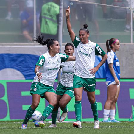 Poliana, do Palmeiras, comemora gol sobre o Cruzeiro, na volta da semifinal do Brasileirão feminino