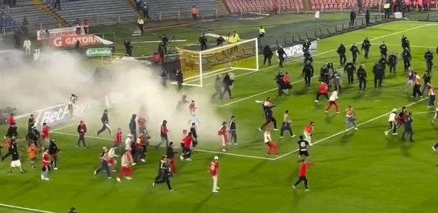 Torcedores invadem campo e protagonizam briga generalizada na Colômbia
