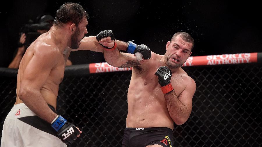 Maurício Shogun (dir.) e Rogério Minotouro trocam golpes em evento do UFC 190, em 2015 - Alexandre Loureiro/Inovafoto/UFC