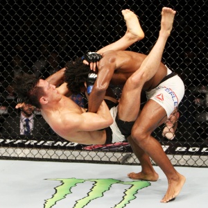 Dominic Steele aplica queda em Dong Hyun Kim e o sul-coreano é nocauteado pelo choque com o solo durante o UFC realizado em Seul - undefined