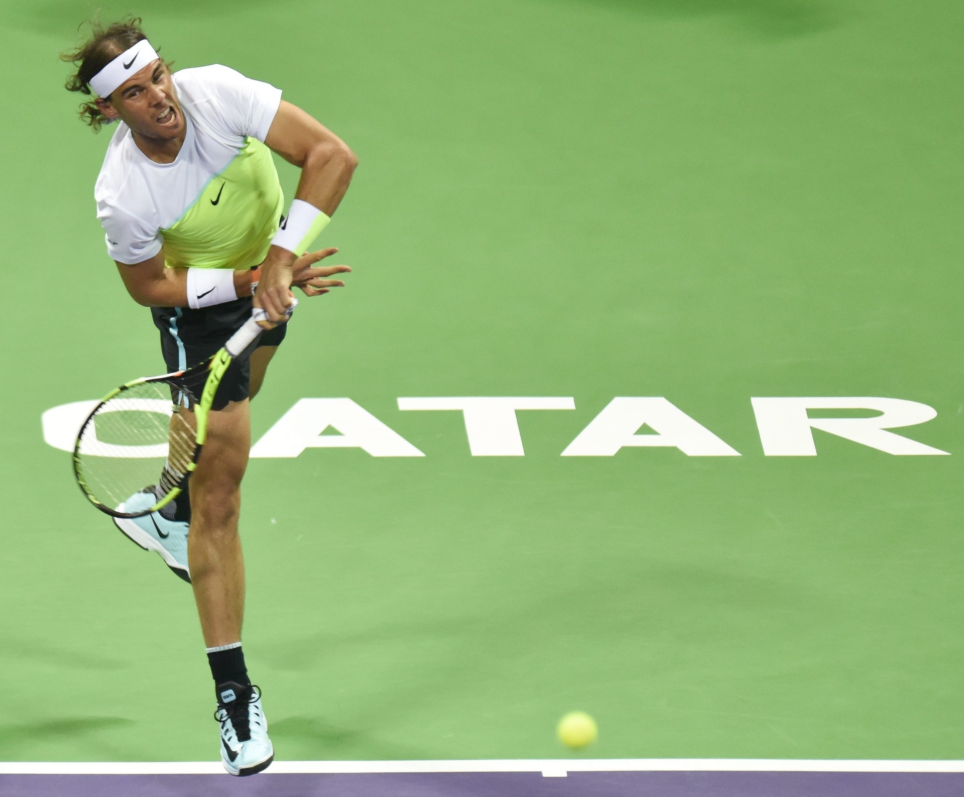 Rafael Nadal, quinto no ranking da ATP, saca na final contra Novak Djokovic - EFE