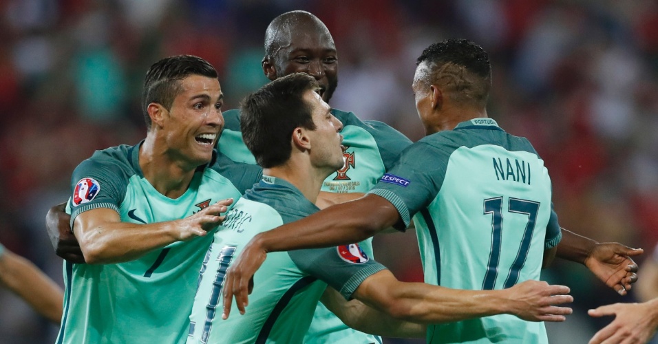 Jogadores de Portugal comemoram gol em jogo contra o País de Gales