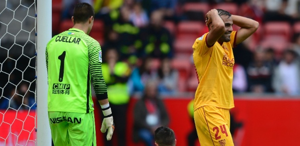 Gabriel Mercado lamenta chance perdida pelo Sevilla: empate contra o Sporting Gijón - Miguel Riopa/AFP