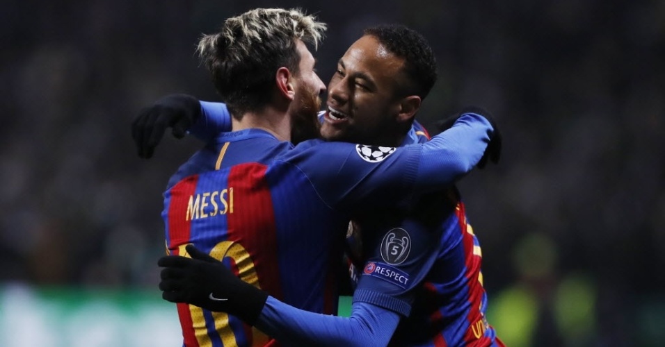 Messi e Neymar se abraçam após gol do Barcelona contra o Celtic na Liga dos Campeões