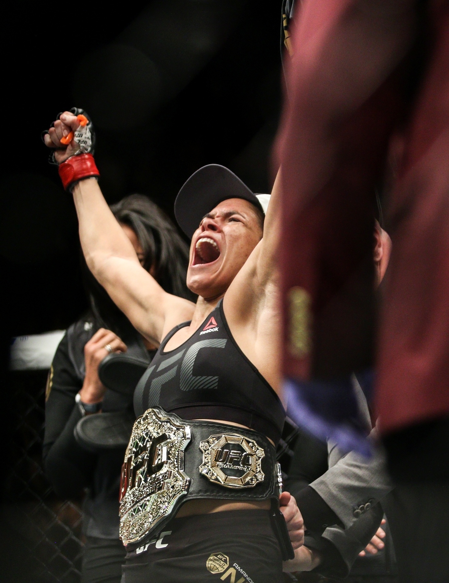 Amanda Nunes nocauteia Ronda Rousey em 48 segundos no UFC 207 e mantém o cinturão dos galos - Rigel Salazar/Ag. Fight