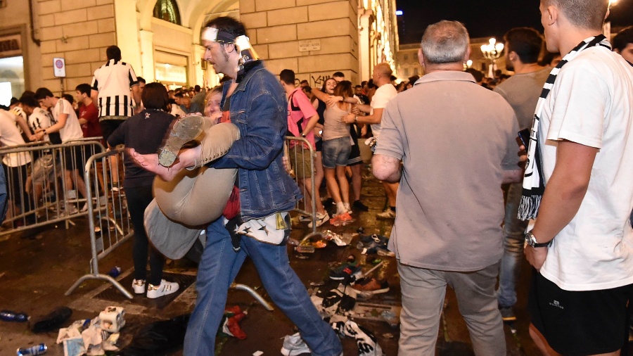 Torcedor fica ferido após pânico entre a torcida da Juventus na praça São Carlo, em Turim - Giorgio Perottino/Reuters