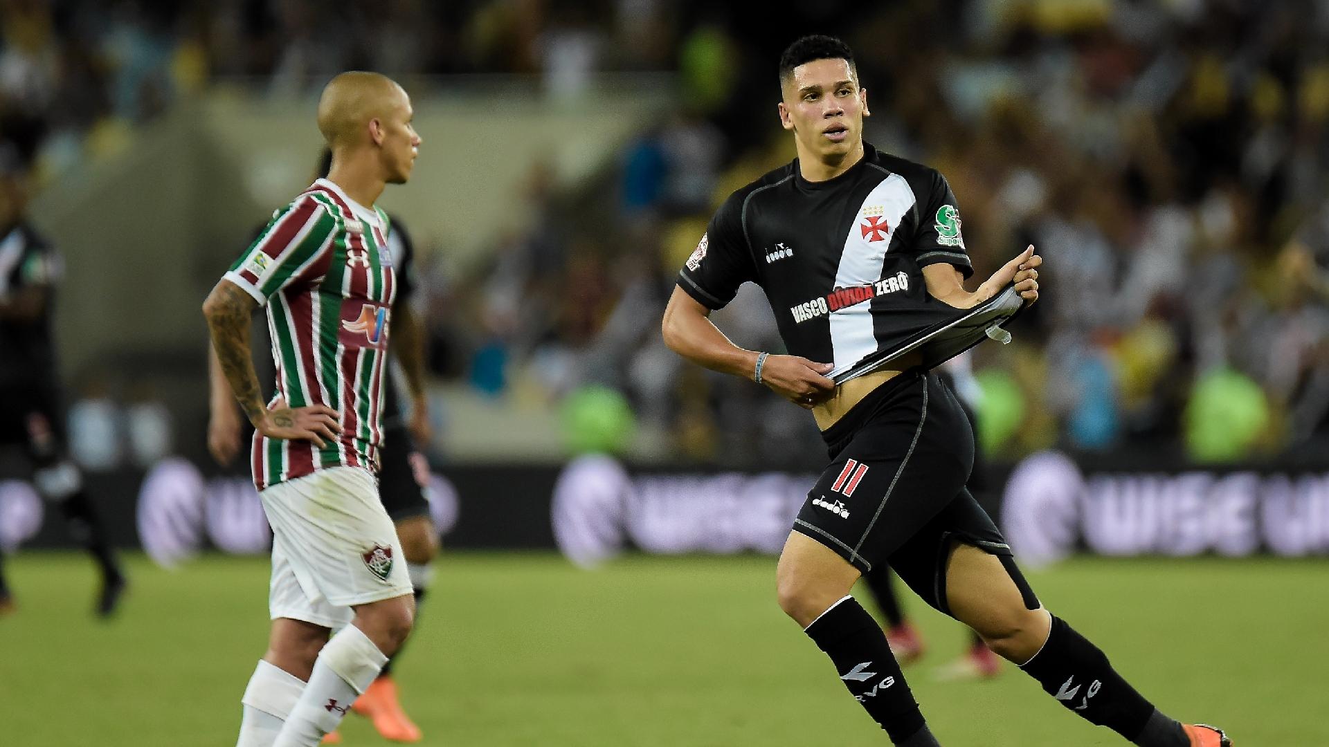 Paulinho comemora gol do Vasco contra o Fluminense