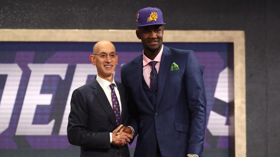 Deandre Ayton (dir.) foi o primeiro escolhido do Draft da NBA de 2018 - Mike Stobe / Getty Images
