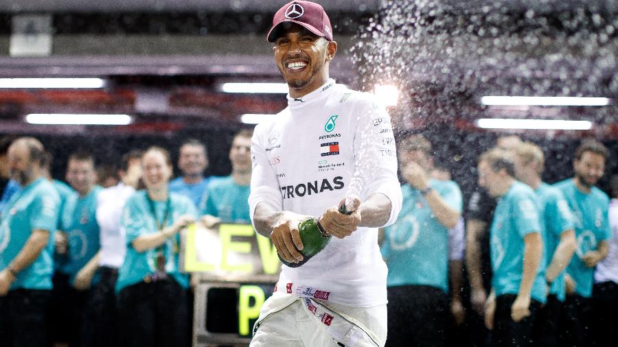 Lewis Hamilton comemora a vitória no GP de Cingapura - Lars Baron/Getty Images