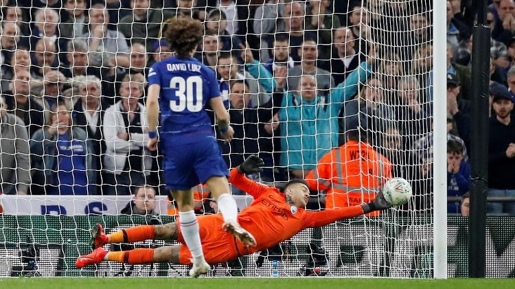 David Luiz erra pênalti na final da Copa da Liga - CARL RECINE/Action Images via Reuters - CARL RECINE/Action Images via Reuters
