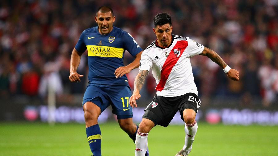 Enzo Perez e Ramon Ábila disputam bola durante a partida entre Boca Juniors e River Plate - Chris Brunskill/Fantasista/Getty Images